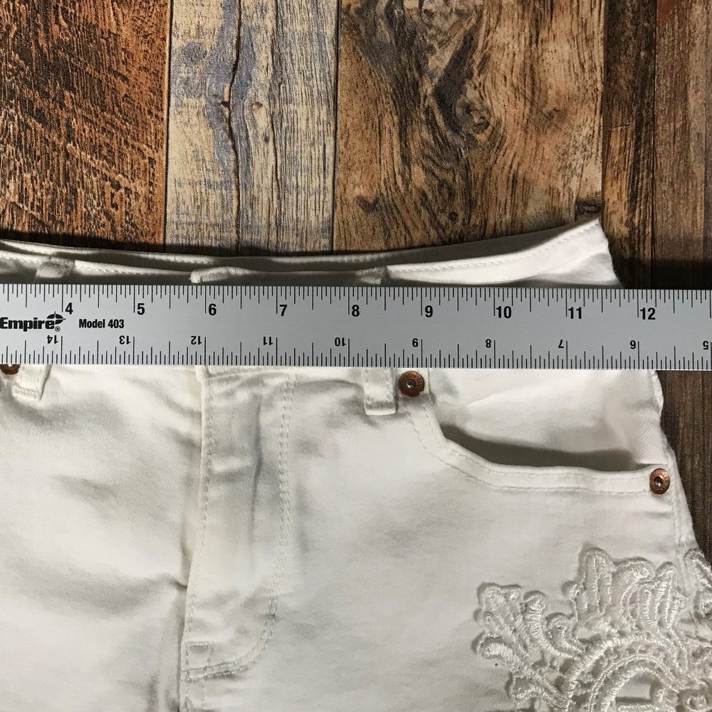 Bullhead Denim Co high rise shorts, white, size 0. (#SUM106) - Picture 4 of 5